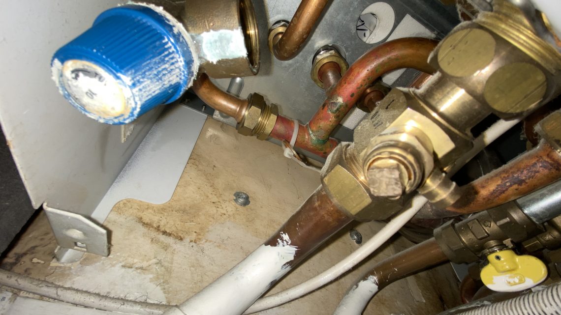 fuite d’eau de chaudière: que faire ? 6 causes et solutions pour les tuyaux qui gouttent