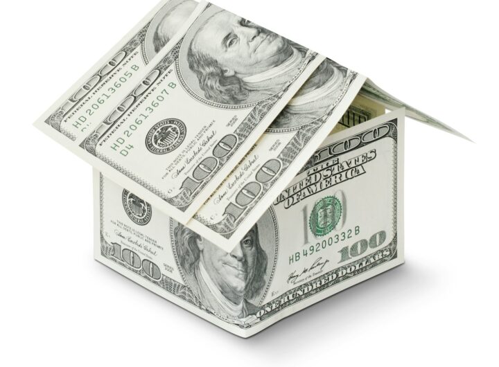 une maison faite d'argent sur fond blanc