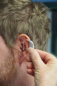un homme portant une paire de piercings aux oreilles