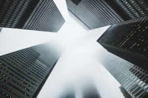 photographie en contre-plongée d'un bâtiment