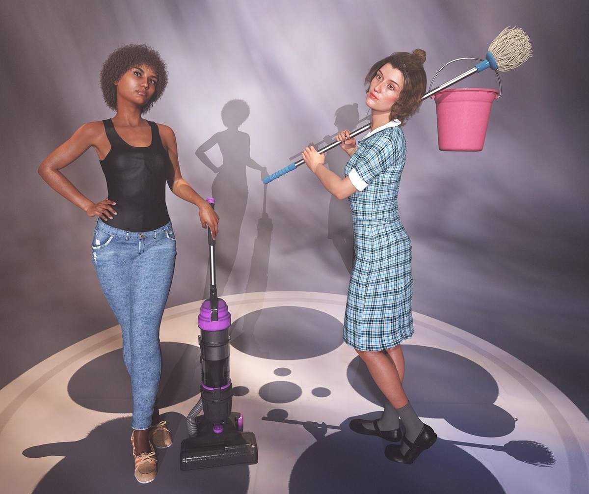 Femme avec un aspirateur et femme avec une balayette et un seau dans une pièce Femme avec un aspirateur et femme avec une balayette et un seau dans une pièce