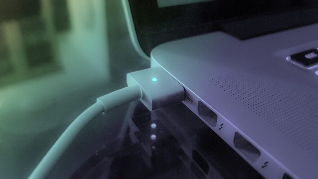 Ordinateur portable avec câble USB branché, lumières bleues clignotantes
