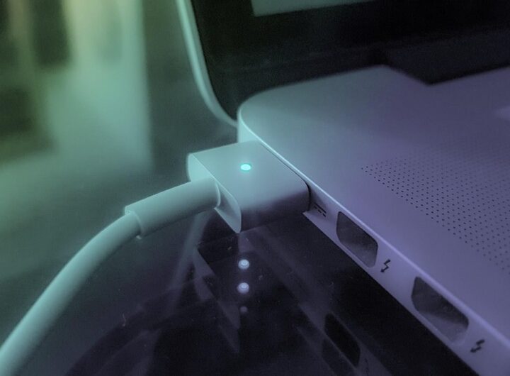 Ordinateur portable avec câble USB branché, lumières bleues clignotantes