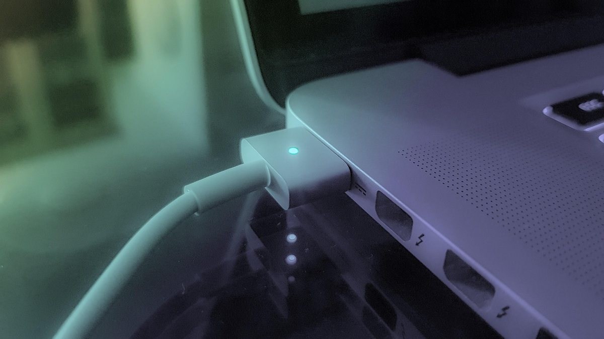 Ordinateur portable avec câble USB branché, lumières bleues clignotantes