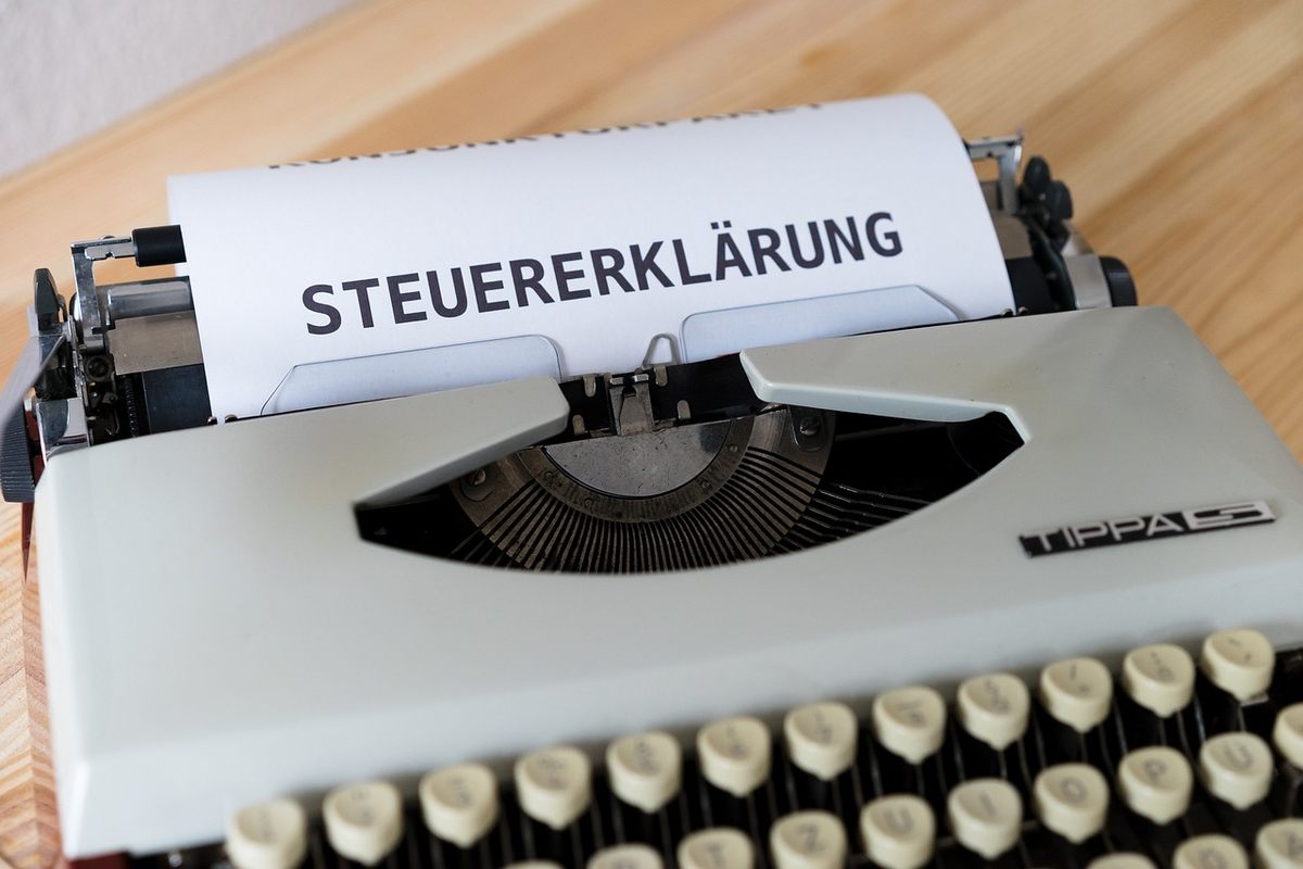 Machine à écrire vintage avec feuille imprimée du mot Steuererklärung