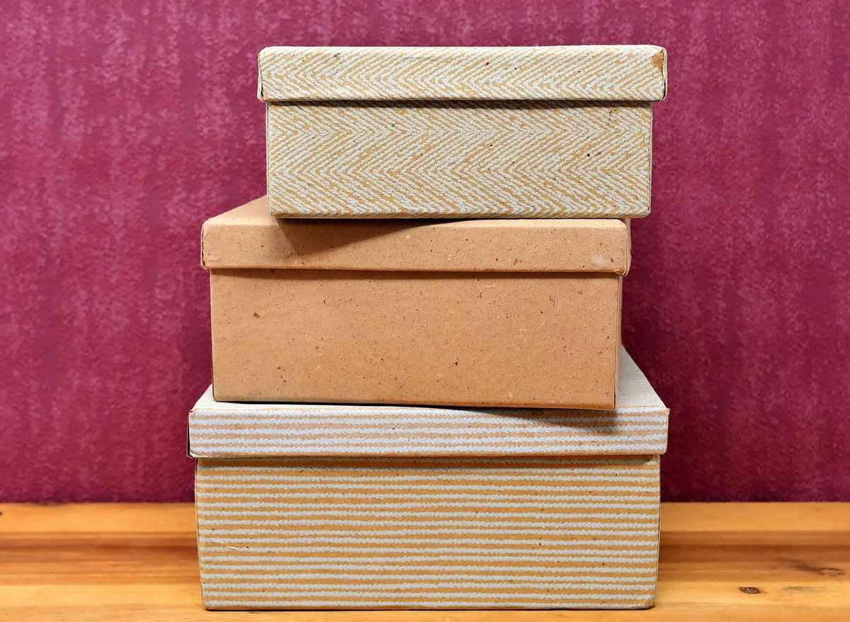Boîtes de rangement empilées sur une table en bois