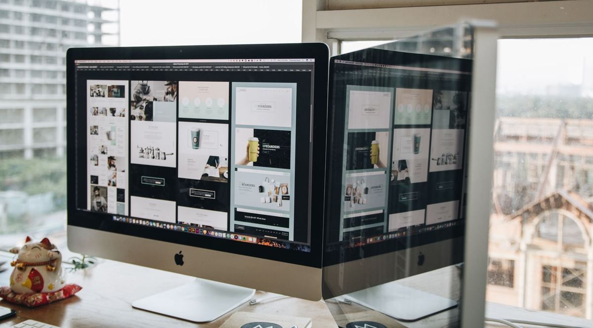 Un écran d'ordinateur affichant une page web, sur un bureau, dans un bureau