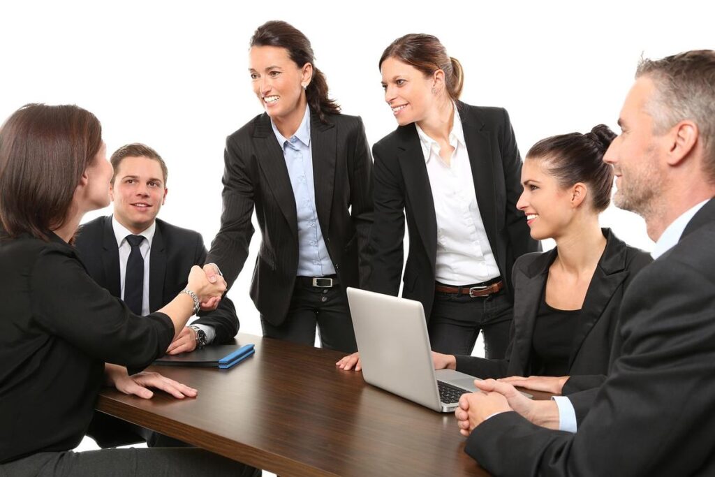 Six professionnels réunis autour d'une table avec ordinateur portable