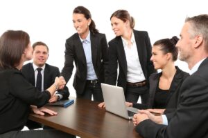 Six professionnels réunis autour d'une table avec ordinateur portable