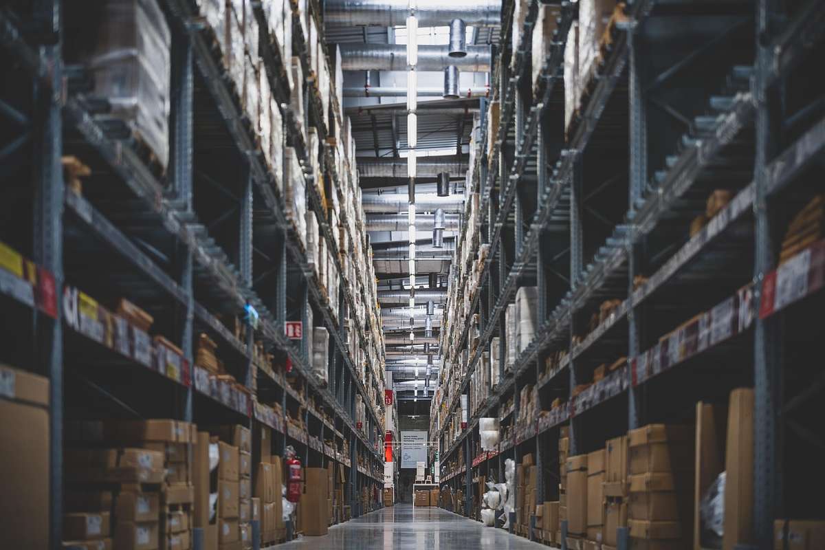 Allées de stockage avec étagères et cartons